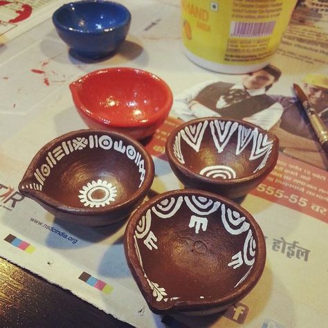 Deepam Painting Ideas, Dia Painting Diwali, Diya Decoration Ideas With Paint, Painting Diyas For Diwali, Diya Designs Diwali, Diya Designs Painting, Diwali Diya Painting Ideas, Painting On Diya, Diya Paintings Acrylic Ideas