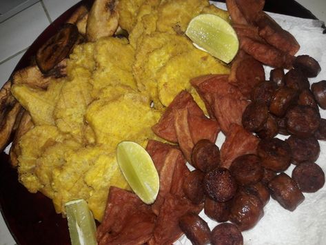 Fritura casera dominicana Dominican Chimi, Dominican Food Catering, Carne Guisada Dominicana, Chofan Dominicano Recipe, Dominican Friar, Meat, Chicken