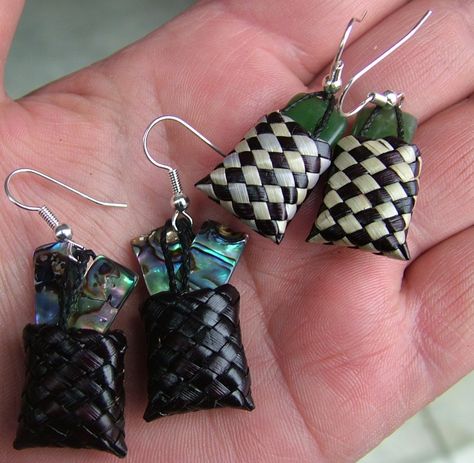 New Zealand Maori Pounamu (greenstone) earrings Kete (basket) Harakeke (flax). Maori Earrings, Kete Whakairo, Weaving Earrings, Flax Bag, Flax Designs, Palm Sunday Crafts, Hawaiian Crafts, Flax Weaving, Cultural Crafts