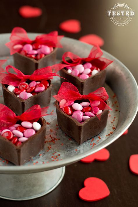 Chocolate Valentine Ideas, Day Ideas, Chocolate Drops, Valentine Desserts, Valentines Day Food, Valentine Chocolate, Pink Chocolate, Valentine's Day Recipes, Valentines Day Treats