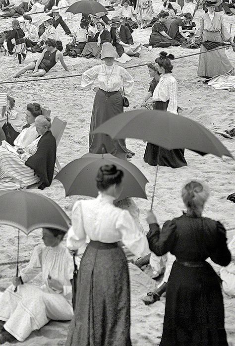 The Jersey shore circa 1905. Jeanne Paquin, Vintage Beach Photos, Jeanne Lanvin, Edwardian Fashion, Historical Pictures, Vintage Beach, Beach Scenes, Vintage Pictures, The Good Old Days