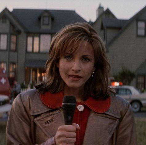 Gale Weathers Scream 1996, Gale Weathers Costume, Gale Weathers, Scream Outfits, Scream Characters, Scream Movies, Jill Roberts, Scream 1996, Scream Cast