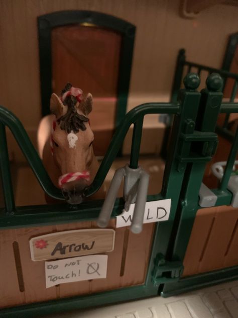 Arrow Is A Little Wild Quarter Horse Stallion! Schleich Horses Diy, Schleich Crafts, Toy Horse Stable, Schleich Diy, Horse Art Ideas, Quarter Horse Stallion, Diy Horse Barn, Schleich Horses, Stable Ideas