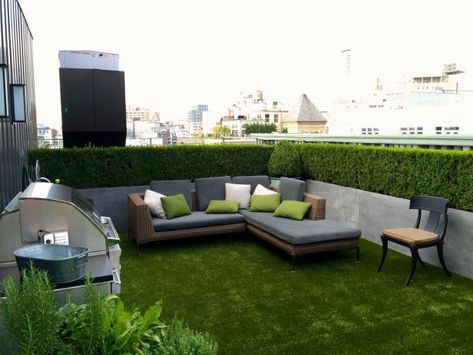 Artificial Grass Backyard, Installing Artificial Turf, Garden Ideas To Make, Rooftop Patio Design, Artificial Grass Installation, Storage Inspiration, Artificial Lawn, Rooftop Patio, Artificial Turf