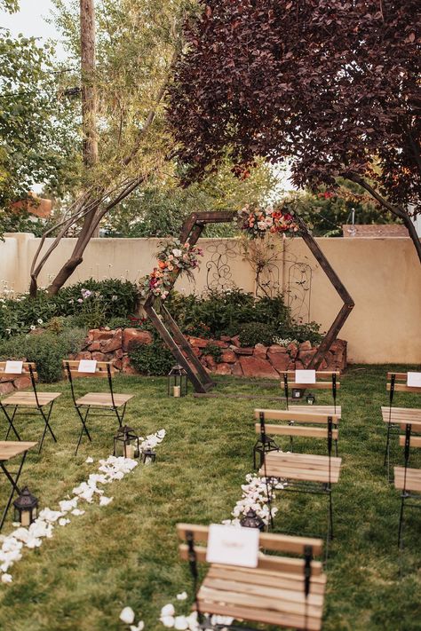 Small Outdoor Wedding, Backyard Wedding Decorations, Backyard Wedding Ideas, Backyard Wedding Ceremony, Diy Backyard Wedding, Small Weddings Ceremony, Small Backyard Wedding, Wedding Backyard Reception, Backyard Reception