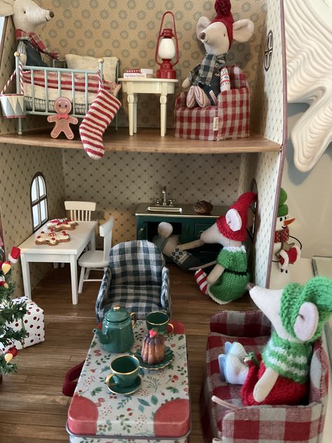 Maileg Christmas Decoration, Diy Mouse House Furniture, Miniature Mouse House, Maileg Mouse House, Maileg Doll House, Maileg Bunny, Maileg Christmas, Maileg Mice, Dollhouse Holiday