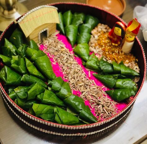 Paan Taal Ideas, Paan Decoration Ideas, Tatwa Decoration Bengali, Biyer Totto Decoration, Bengali Wedding Totto Decoration, Totto Decoration Ideas Bengali, Teej Decorations, Dala Decoration, Wedding Thaal