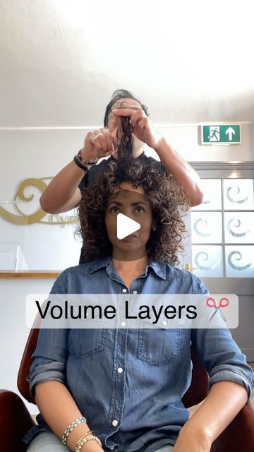 Layered 3b Curly Hair, Round Layered Curly Hair, Round Curly Cut, Curl Specialist, 3b Curly Hair, Long Layered Curly Hair, Curly Hair Specialist, Brush Dryer, Curl Routine