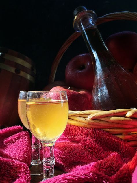 Banana Wine, Apple Wine, Sense Of Taste, Wine Recipe, Fruit Wine, Homemade Wine, Christmas Fruit, Food Homemade, Spicy Snacks