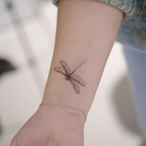 Small Dragonfly Tattoo, Tiny Tattoos For Women, Tato Minimal, Dragonfly Tattoo Design, Small Pretty Tattoos, Petite Tattoos, Tattoo Ideas For Women, Dragonfly Tattoo, Cute Tattoos For Women