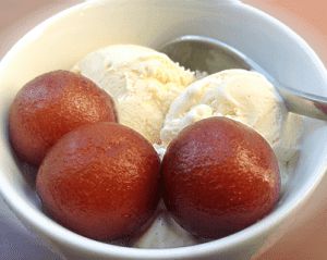 Gulab Jamun and vanilla ice cream Dessert Shakes, Diwali Desserts, Pastry Ring, Pakistan Aesthetic, Muslim Food, Cream Decoration, Bakery Breakfast, Indian Fast Food, Appetizer Board