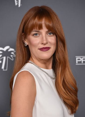 Riley Keough Hair Red, Daisy Jones Red Hair, Riley Keough Hair Bangs, Daisy Jones Hair Color, Riley Keough Bangs, Riley Keough Red Hair, Long Auburn Hair With Bangs, Copper Hair With Fringe, Copper Hair Bangs