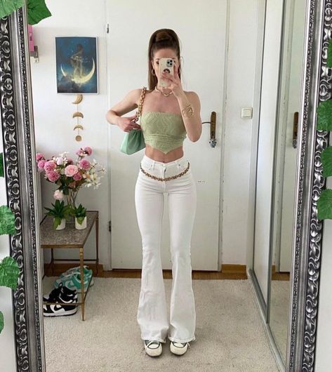 White Flared Jeans Outfit, White Bootcut Jeans Outfit, White Flare Pants Outfit, Boot Cut Pants Outfit, White Flare Jeans Outfit, Outfit For Women Casual, Women Flare Jeans, Casual Boots Outfit, Boots Outfit For Women