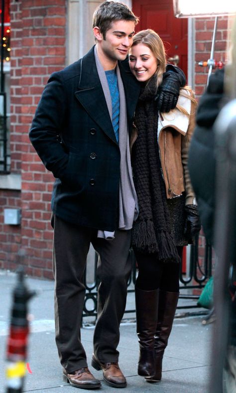 Ella Rae Peck And Chace Crawford Cosy Up In Winter Coats For New Gossip Girl Scenes, 2012 Nate Archibald Outfits, Gossip Girl Winter Outfits, New Gossip Girl, Nate Gossip, Gossip Girl Scenes, Nate Gossip Girl, Gossip Girl Nate, Sport Elegant, Chase Crawford