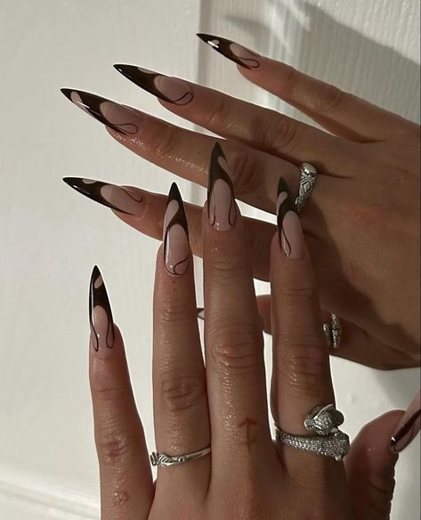 Catwoman Inspired Nails, Initial Nails Stiletto, November Nails Stilleto, Nails Acrylic Sharp, Black Line Art Nails, Long Almond Nails Black, Black Design Nails Acrylics, Cat Women Nails, Halloween Nails Stilleto Shape