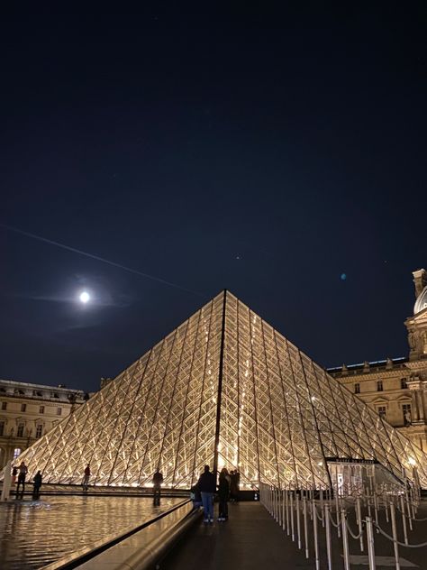 Code Aesthetic, Aesthetic Paris, Aesthetic Types, Le Louvre, Art Museums, Dream Places, Autumn Night, Louvre Paris, Places In Europe