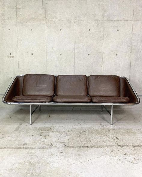 George Nelson Sling Sofa by Herman Miller, 1964. #industrial #hermanmiller #georgenelson #sofa #design #midcentury #bauhaus George Nelson, Herman Miller, 가을 패션, Interior Furniture, Interior Inspo, Cool Furniture, House Inspo, Sofa Design, Chair Design