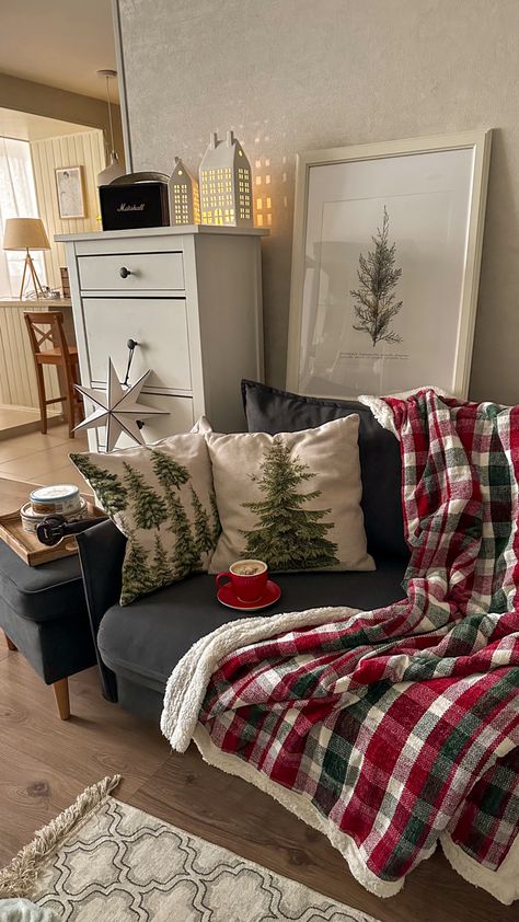 Cozy Christmas Apartment, Cozy Crafts, Hm Home, Christmas Vibe, Diy Winter, Winter Decoration, Cosy Christmas, Christmas Themes Decorations, Couch Decor