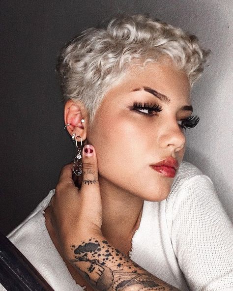 Laryssa Morais ♈︎ on Instagram: “nevou #pixieplatinado #pixiecut #pixiehair #pixie #cabelocurto #cortedecabelo #cabeloplatinado #platinado #cabelocurtoplatinado…” Pixie Cut Curly Hair, Curly Undercut, Curly Pixie Hairstyles, Short Curly Pixie, Short White Hair, Curly Pixie Haircuts, Tapered Hair, Tapered Haircut, Curly Pixie