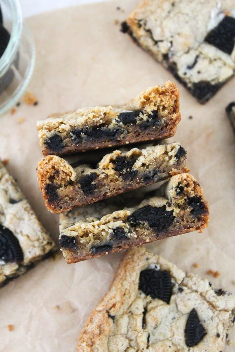 Oreo Blondies - Taffey Bakery Apple Cinnamon Streusel Muffins, Oreo Blondies, Cinnamon Streusel Muffins, Cookies And Bars, Chocolate Oatmeal Bars, Vegetarian Cookies, Muffin Streusel, Blondies Recipe, Oreo Recipes