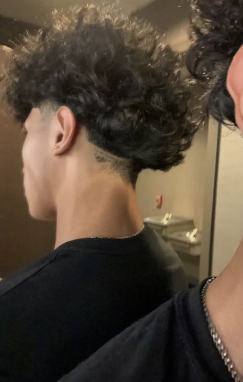 Curly Hair Blowout Men, Curly Hair Blowout Taper, Perm Low Taper, Blowout Taper Curly Hair, Curly Perm Men, Blowout Taper Men Curly Hair, Low Taper Blowout, Kaligrafi China, Curly Edgar