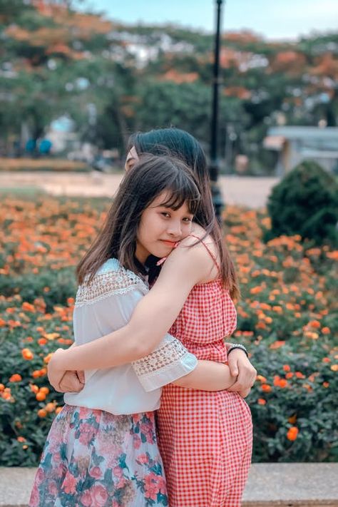 Girls Hugging Each Other, Women Hugging, Sketch Ideas, Poses References, Photo Retouching, Photoshop Editing, Two Girls, Whatsapp Group, Relaxation