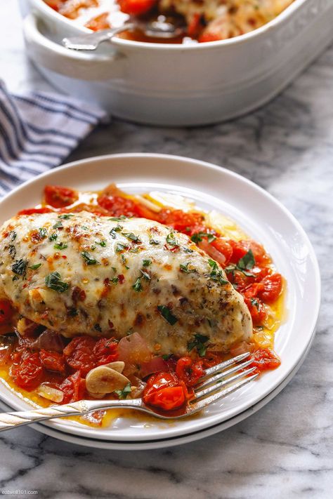 Baked Chicken Breasts Recipe with Tomato & Mozzarella - #chicken #baked #recipe #eatwell101 - This baked chicken recipe with mozzarella and tomato is full of wonderfully fresh and healthy ingredients and is so simple and easy to make. - #recipe by #eatwell101® Mozarella Chicken, Natural Meals, Recipe With Mozzarella, Italian Bake, Chicken Pasta Soup, Cutlet Recipes, Mozzarella And Tomato, Chicken Breast Oven, Chicken Breasts Recipe