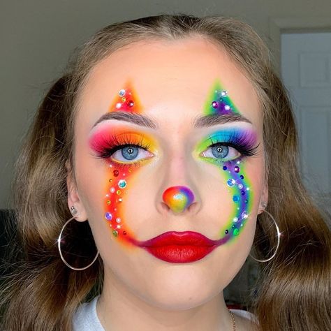 cait ✧*:･ﾟ’s Instagram post: “clown, but make it glam pt. 2 🌈✨ i wanted to do a rainbow version of my clown look from this past halloween  came up with this. safe to…” Maquillage Halloween Clown, Crazy Halloween Makeup, Fest Smink, Clown Face Paint, Halloween Makeup Clown, Scary Clown Makeup, Holloween Makeup, Clown Face, Cute Halloween Makeup