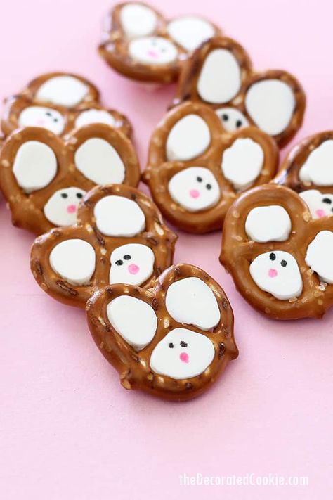 Easy Easter bunny pretzels with video tutorial and how-tos Bunny Pretzels, Easter Food Crafts, Easy Easter Desserts, Easter Snacks, Easter Sweets, Kid Desserts, Slow Cooker Desserts, Easter Baking, Easter Goodies