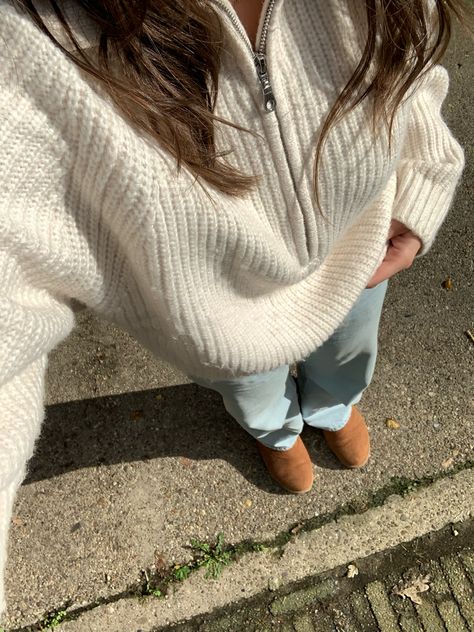 A picture of a cute fall outfit with Uggs, blue jeans and white zip up sweater Chestnut Uggs Outfit, Brown Hair Fall, Zip Up Sweater Outfit, Uggs Ultra Mini, White Zip Up Sweater, Mini Uggs Outfit, Uggs Outfit Winter, Sweater And Jeans Outfit, Chestnut Uggs