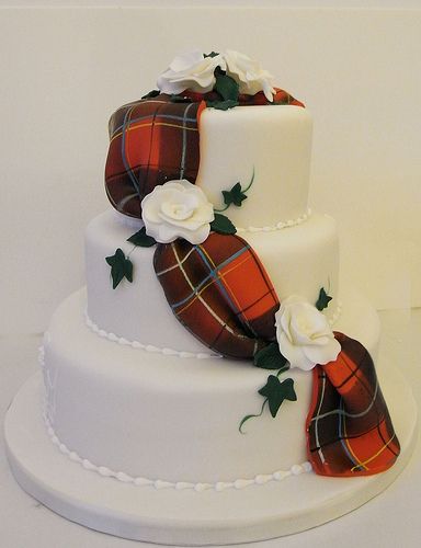 Irish Wedding Cake, Scottish Wedding Cakes, Scottish Wedding Themes, Scottish Wedding Traditions, Plaid Cake, Tartan Wedding, Round Wedding Cakes, Highland Wedding, Amazing Wedding Cakes