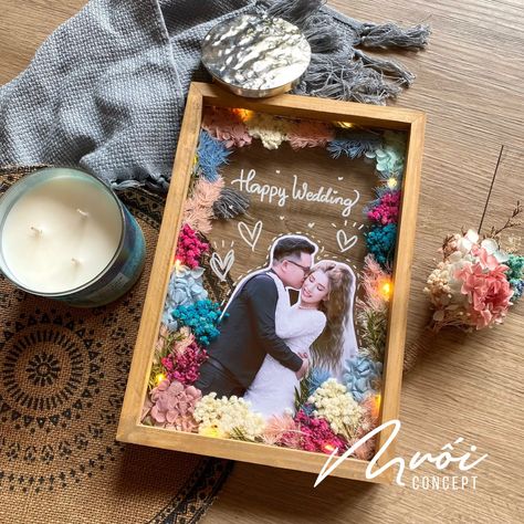 Why customized dried flower photo frame?   ★ Keep memories with beautiful natural flowers ★ Dried flowers doesn't need to be taken care of (recommend not putting under the sunlight so it will be faded) ★ With personal photos, texts and flower colors  get UNIQUE and IMPRESSIVE gifts for any occasions ----------------------- Special Gift for customization: Wedding, Anniversary, Birthday, Graduation, Farewell, Holiday, Event or for Home Decoration, Family, Friend, Love One or even Yourself... ♥️ ----------------------- PROCESS 1. Facebook/Etsy Text or send email to muoiconcept@gmail.com with these information ★ PICTURE FILE you want to print ★ DRIED FLOWER COLOR (mix 1 or 2 colors: Red, Orange, Yellow, Green, Blue, Turquoise, Purple, Pink, Brown, White)? ★ TEXT (Quotes, Name, Date...)? 2. Aft Unique Picture Frame Ideas, Gift Ideas For Best Friend Wedding, Flower Photo Frame, Photo Frame Wedding, Photo Embroidery, Wedding Photo Frame, Unique Picture Frames, Box Frame Art, Framed Wedding Photos