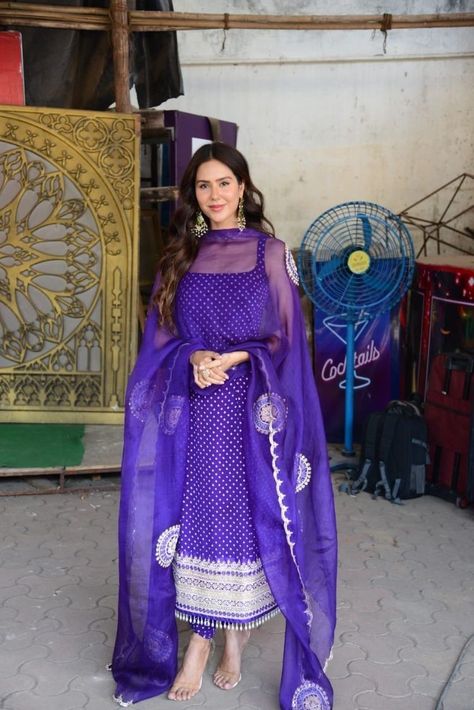 Sonam Bajwa Purple Suit, Sonam Bajwa Suits Latest, Heavy Suits Indian Party Wear, Sonam Bajwa Suits, Banarsi Suit Design, Banarsi Suit, The Kapil Sharma Show, Sonam Bajwa, Kapil Sharma Show