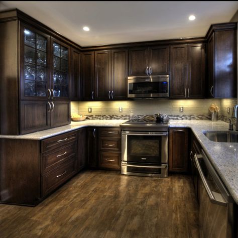 Cherry cabinets with a mocha finish, Kashmir White granite, and Ulvio wood-look tile. Synergy Design, Cherry Wood Kitchens, Dark Wood Kitchen Cabinets, Espresso Kitchen Cabinets, Espresso Kitchen, Dark Wood Kitchens, Traditional Kitchen Design, Dark Kitchen, Wood Kitchen Cabinets