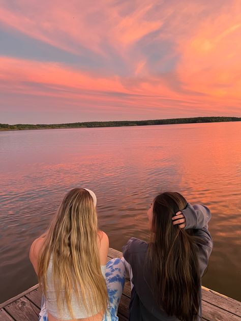 Sunrise Lake Photoshoot, Sunset Photoshoot Friends, Fun Summer Pics, Cabin Pictures With Friends, Lake Side Photoshoot, Lake Insta Pics, Lake Inspo Pics, Dock Photoshoot, Lake Photoshoot Ideas