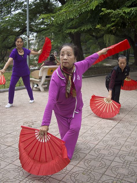 Fan Dance ~ Hanoi, Vietnam Vietnamese Fan Dance, Vietnam Fashion, Fan Dance, Hanoi Vietnam, People Of The World, World Cultures, Travel Photographer, Hanoi, Vietnam