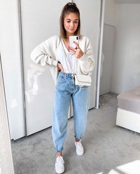 Elise on Instagram: “#slouchy 👖👵🏼” Smart Casual Look Women, Slouchy Jeans Outfit, Slouchy Outfit, Mom Jeans Outfit Winter, Outfits Con Jeans, Jeans Outfit Winter, Slouchy Pants, Slouchy Jeans, Mom Jeans Outfit