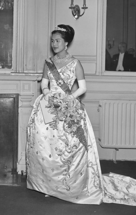 Queen Sirikit’s Elegant Royal Diamonds in the Netherlands 91st Birthday, Thai Royal Family, Royal Diamond, Queen Sirikit, King Bhumibol Adulyadej, King Bhumibol, Royal Tiaras, French Fashion Designers, Thai Dress