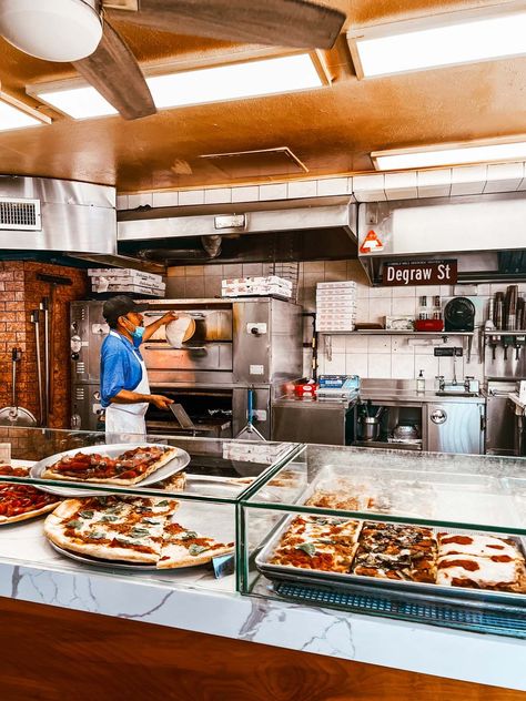 Detroit Style Pizza Restaurant, Pizza Takeaway Aesthetic, Pizza Slice Shop, Pizza Board Ideas, Pizza Shop Design, Pizzeria New York, New York Pizzeria, Grandma Pizza, Pizza Display