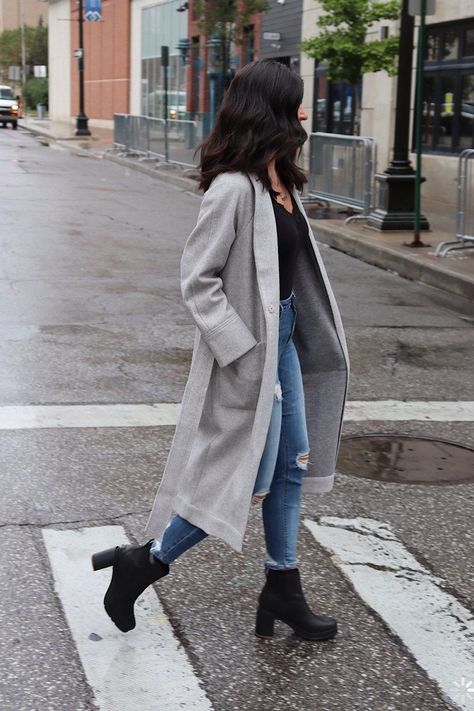 8d420fa35754d1f1c19969c88780314ddesc44540997ri Light Grey Coat Outfit, Grey Coat Outfit Winter, Coat Outfit Winter, Grey Coat Outfit, Coat Outfit Casual, Winter Coat Outfits, Cold Fashion, Coat Outfit, Grey Coat