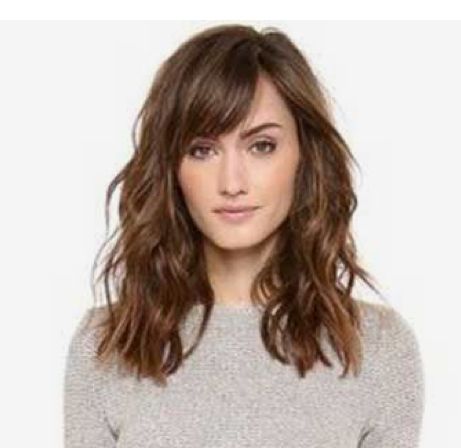 Medium length wavy hair with bangs Wavy Hair With Bangs, Medium Length Hair With Bangs, Inspiring Hairstyles, Mom Haircuts, Medium Length Wavy Hair, 2023 Hair, Chop Chop, Medium Length Hair With Layers, Choppy Hair