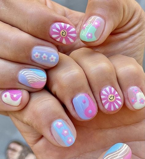 Fun Pattern Nails, Preppy Nail Ideas For Kids, Kids Gel Nails Ideas, Retro Summer Nails, Eccentric Nails, 70s Nails Retro, Summer Birthday Nails, Groovy Nail Art, Nail Short Nails