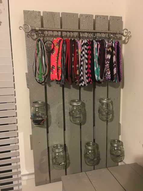 DIY headband hanger with mason jars to hold accessories for getting ready!! Skid Projects, Baby Accessories Storage, Headband Hanger, Hair Storage, Headband Storage, Charity Ideas, Mommy Ideas, Gold House, Organizing Hair Accessories