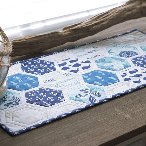 = free pattern = Hexagon Table Runner at Fabric Editions Hexagon Table Runner, Table Runner Free Pattern, Hexagon Pillow, Hexagon Table, Puzzle Quilt, Table Runner Tutorial, Tiled Quilt, Cushion Tutorial, Free Quilting Patterns