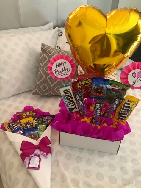 Ramos De Chocolates Ideas, Candy Bar Bouquet, Easy Birthday Gifts, Best Gift Baskets, Dyi Gifts, Diy Anniversary, Flower Box Gift, Diy Valentines Decorations, Diy Gift Set