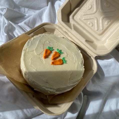 Cute Carrot Cake Aesthetic, Birthday Cake Carrot Design, Bento Carrot Cake, Birthday Cake Carrot Cake, Aesthetic Carrot Cake, Carrot Cake Designs, Carrot Cake Aesthetic, Carrot Cake Decorating Ideas, Cute Carrot Cake