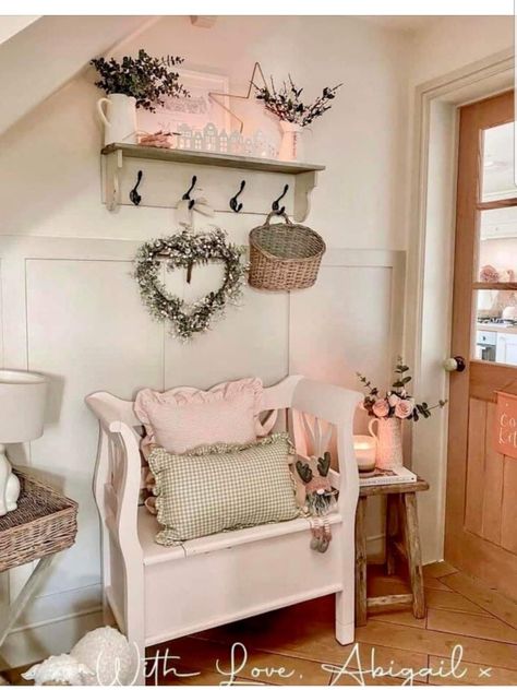 Hall Ways Ideas, Rustic Entryway Table, French Country Farmhouse Decor, Spring Home Decor Ideas, Chabby Chic, Home Decor Spring, Estilo Shabby Chic, Morning Everyone, Home Entrance Decor