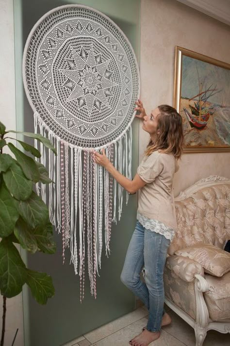 Stair Wall Decor, Doily Centerpiece, Dreamcatcher Crochet, Pineapple Table, Dreamcatcher Diy, Atrapasueños Diy, Linen Placemat, Shabby Chic Decorating, Large Mandala