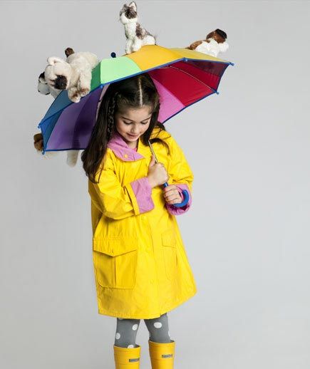 Raining Cats and Dogs costume:  All you need is an old umbrella and a hot glue gun to attach the toys (What You Need  Umbrella  Stuffed animals  Hot glue gun    1. Open up the umbrella and hot glue one animal at a time on the outside. Let them rest in place to dry overnight. ). Now just wait for the compliments to rain down. Dog Costumes For Kids, Geek Outfit, Punny Halloween Costumes, Creative Halloween Costumes Diy, Handmade Halloween Costumes, Carnaval Costume, Baby Kostüm, Image Halloween, Diy Dog Costumes