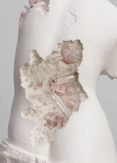 Daniel Armsham : Rose Quartz Eroded Hamadryade a Greek Mythological being who lives in and is the Spirit of a particular Tree. Daniel Arsham, Crystal Formations, Plaster Art, Theme Color, Art Portfolio, Surreal Art, Horror Art, Art Reference Poses, The Spirit